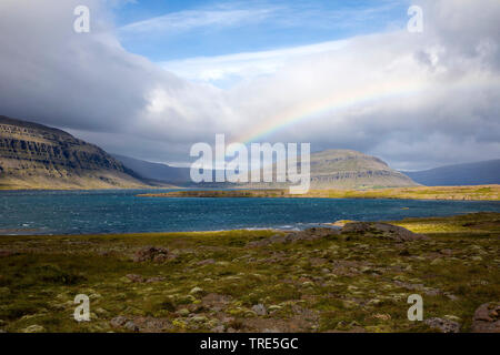 Fjord et la toundra dans l'Est de l'Islande avec rainbow, Islande Banque D'Images