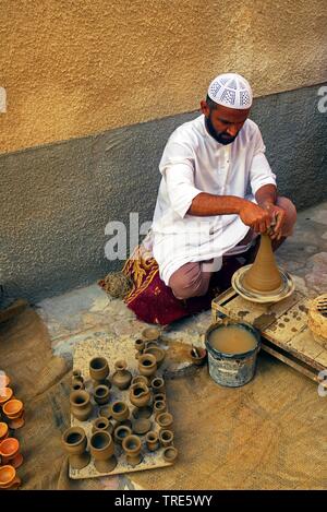 L'homme faisant la poterie dans la vieille ville, aux Émirats arabes unis, Deira, Dubaï Banque D'Images