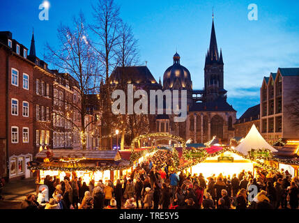 Marché de Noël en face de la cathédrale d'Aix dans la soirée, l'Allemagne, en Rhénanie du Nord-Westphalie, Aix-la-Chapelle Banque D'Images