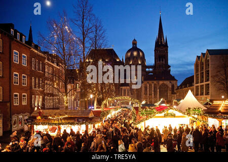 Marché de Noël en face de la cathédrale d'Aix dans la soirée, l'Allemagne, en Rhénanie du Nord-Westphalie, Aix-la-Chapelle Banque D'Images