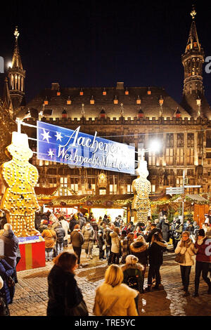 Marché de Noël en face de l'Hôtel de ville de Aix-la-Chapelle dans la soirée, l'Allemagne, en Rhénanie du Nord-Westphalie, Aix-la-Chapelle Banque D'Images