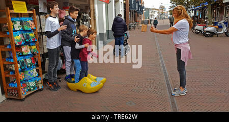 Quatre frères posant devant une photo souvenir en sabots, Noordwijk aan Zee, Pays-Bas Banque D'Images