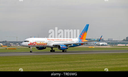 Boeing 757-23Vacances Jet2N, G-LSAK, roulant pour le décollage à l'aéroport de Manchester Banque D'Images