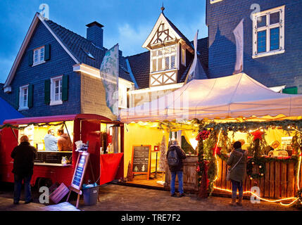 Marché de Noël au château Gruenewald dans la soirée, l'Allemagne, en Rhénanie du Nord-Westphalie, Solingen Banque D'Images