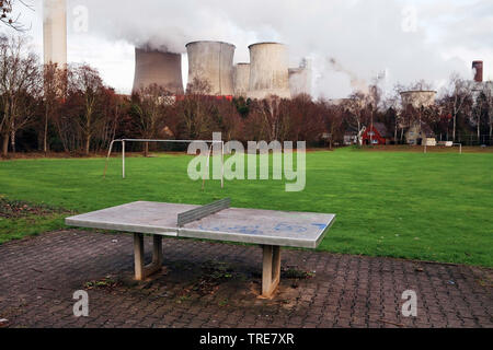 Désert, terrain de sport du district d'Auenheim en face de brown coal power station Niederaußem, Allemagne, Rhénanie du Nord-Westphalie, Bergheim Banque D'Images