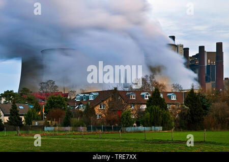 Les bâtiments résidentiels de district d'Auenheim en face de brown coal power station Niederaußem, Allemagne, Rhénanie du Nord-Westphalie, Bergheim Banque D'Images
