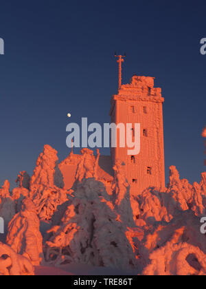 Station météo neige-couvertes sur Fichtelberg en lumière du soir, l'Allemagne, la Saxe, Erz, montagnes Fichtelberg Banque D'Images