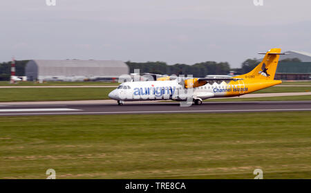 Aurigny Air Services, ATR 72-500, G-COBO, l'accélération sur la piste pour le décollage à l'aéroport de Manchester Banque D'Images