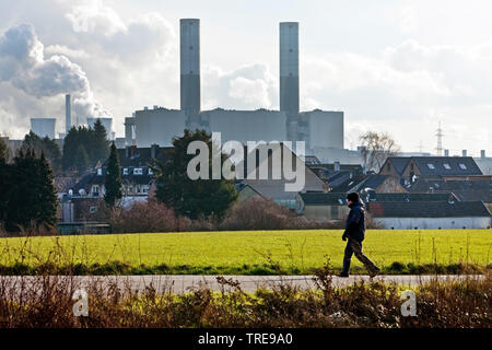 Quartier résidentiel en face de brown coal power station Frimmersdorf, Allemagne, Rhénanie du Nord-Westphalie, Bergheim, Grevenbroich Banque D'Images