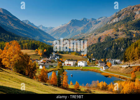 Village de montagne et lac dans les Alpes, Suisse, Grisons, Unterengadin, Tarasp Banque D'Images