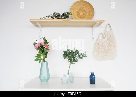 Plateau en bois blanc et des vases avec aisance sur le mur de lumière Banque D'Images