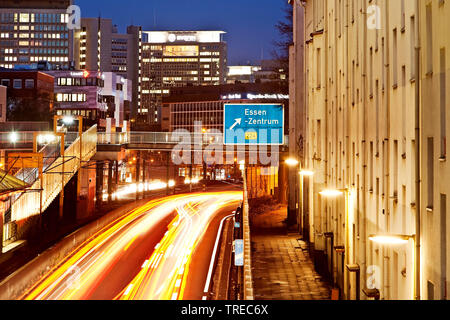 Autoroute A40 directement au quartier résidentiel de maisons dans la soirée, l'Allemagne, en Rhénanie du Nord-Westphalie, région de la Ruhr, à Essen Banque D'Images