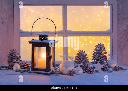 Lanterne avec décoration de Noël sur un rebord, Suisse Banque D'Images