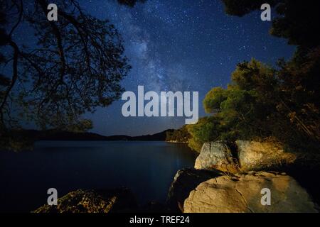 Nuit étoilée avec voie lactée au-dessus d'un lac dans le parc national de Mljet, Croatie, le Parc National de Mljet Banque D'Images