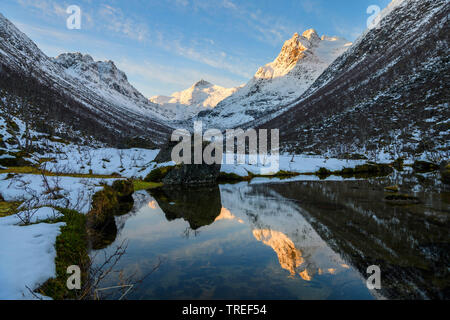 Montagnes norvégiennes en miroir dans un ruisseau, la Norvège Banque D'Images