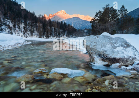 L'Isar en hiver avec des montagnes dans la lumière du soleil, de l'Allemagne, la Bavière Banque D'Images