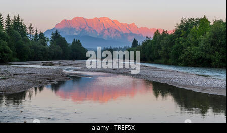 L'Isar au lever du soleil avec les montagnes de Wetterstein en arrière-plan, l'Allemagne, la Bavière Banque D'Images