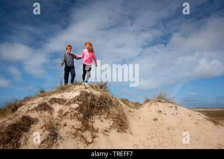 Deux enfants dans les dunes de Texel, Pays-Bas, Texel, de Slufter Banque D'Images