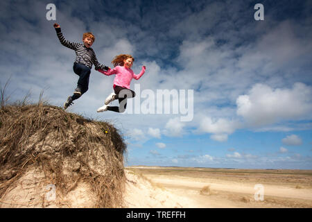 Saut d'enfants dans les dunes de Texel, Pays-Bas, Texel, de Slufter Banque D'Images