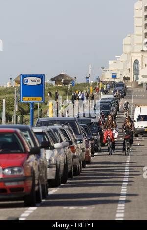 Les voitures en stationnement et les cyclistes sur la rue en été, Noordwijk aan Zee, Pays-Bas Banque D'Images