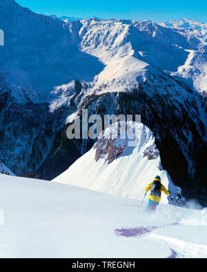 Ski hors piste à la station de ski Les Arcs en Savoie. Vallée de la Tarentaise, randonnée Aiguille Rousse en arrière-plan, France, Savoie Banque D'Images