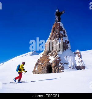 Hors piste de ski sur la station de ski de La Rosière sur le col petit saint Bernard dans la vallée de la Tarentaise, religieux statue de Chanoux, France, Savoie Banque D'Images