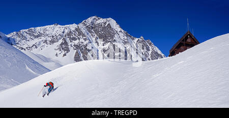 Ski hors piste à la station de ski des Arcs en Savoie, Tarentaise ; à droite le refuge de Turia, France, Savoie Banque D'Images