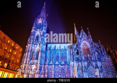 Dona Nobis Pacem images en mouvement sur l'illumination de la cathédrale de Cologne , Allemagne, Rhénanie du Nord-Westphalie, Cologne Banque D'Images