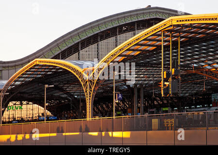 La gare centrale de Cologne dans la soirée, l'Allemagne, en Rhénanie du Nord-Westphalie, Cologne Banque D'Images