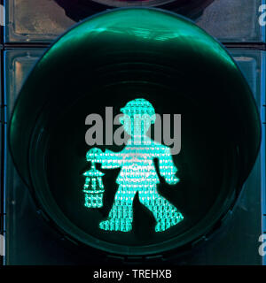 Lumière pédestre vert, peu de trafic-light l'homme en forme d'un mineur avec la lampe de mineur, l'Allemagne, en Rhénanie du Nord-Westphalie, région de la Ruhr, Duisburg Banque D'Images