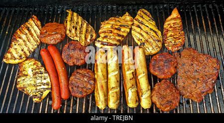 Viande et charcuterie sur un grill Banque D'Images