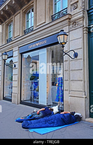 Les sans-abri dormant dans la rue devant une boutique de luxe de Saint-Germain des Prés, Paris, France Banque D'Images