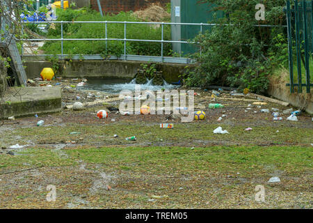 Autre type de déchets flottant dans un canal. Woodberry down, Stokenewington. Londres, Royaume-Uni. Banque D'Images