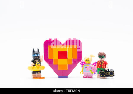 Avec lego batman et robin et fille papillon offrant pièce forme de coeur. Figurines Lego sont fabriqués par les Lego. Banque D'Images