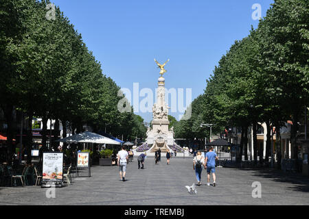 Reims (nord-est de la France) : Òplace dÕErlonÓ Drouet carré avec la Fontaine Sube et sa Statue d'or brillant de la Victoire de Samothrace, et les marcheurs *** Loc Banque D'Images