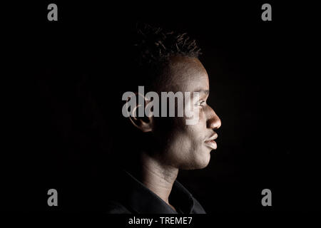 Portrait d'un homme africain sur fond noir,profile Banque D'Images