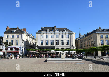 Brest (centre-ouest de la France) : façade de bâtiments et terrasses dans 'place du Forum' square, dans le centre-ville légende locale *** *** Banque D'Images