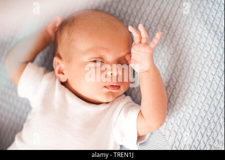 Cute baby boy Waking up in bed close up. Bonjour. L'enfance. Banque D'Images