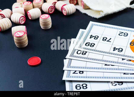 Table ancienne avec loto des éléments en bois. Bingo Cartes Banque D'Images