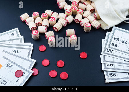 Table ancienne avec loto des éléments en bois. Bingo Cartes Banque D'Images