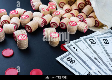 Table ancienne avec loto des éléments en bois. Bingo Cartes Banque D'Images