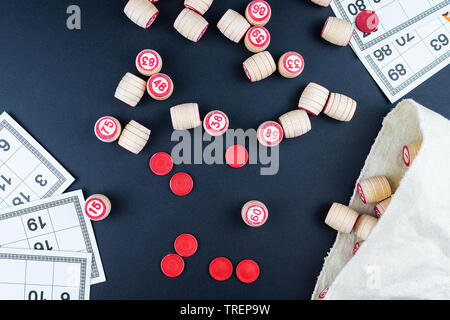 Table ancienne avec loto des éléments en bois. Bingo Cartes Banque D'Images