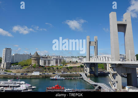 Brest (Bretagne, nord-ouest de la France) : quartier de La Recouvrance avec la Tour Tanguy 'Tour', la rivière Penfeld, le Pont de Recouvrance et sit Banque D'Images