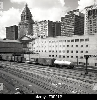 1960s, historique, Chicago, États-Unis, centre-ville et vue de cette époque à travers la cour de chemin de fer de Central Depot aux grands immeubles de bureaux de compagnies américaines telles que Borg-Warner, Santa-Fe et Continental National American situé sur South Michigan Avenue. La ville de Chicago est remplie de cours de chemin de fer pour tous les trains à commencer et à terminer, à un moment de son histoire, il y avait plus de 70. Banque D'Images