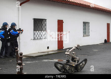 Robot de neutralisation de bombes au cours d'un exercice de simulation d'attaque terroriste à Espelette, dans le Pays Basque (sud-ouest de la France) sur 2018/06/12. *** Les Locaux Banque D'Images