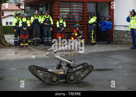 Robot de neutralisation de bombes au cours d'un exercice de simulation d'attaque terroriste à Espelette, dans le Pays Basque (sud-ouest de la France) sur 2018/06/12. *** Les Locaux Banque D'Images