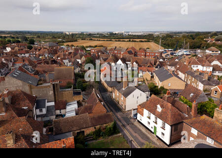 Objectif grand angle, vue aérienne à la découverte vers le parc, prise depuis le sommet de la tour de Saint Peters Church, Sandwich, Kent Banque D'Images