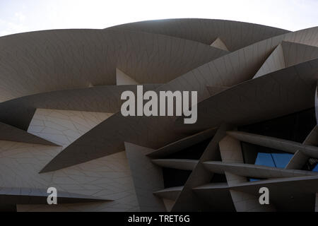 Conçu par Jean Nouvel, lauréat du prix Pritzker, l'architecte français, le Musée national du Qatar est situé sur le front de mer de Doha corniche. Le musée est le premier bâtiment notable visiteurs voir comme ils font leur chemin à partir de l'aéroport et le centre-ville. Le musée est une toit incurvé, qui ressemble à un puzzle géant, est composé de 76 000 à 3 600 panneaux de différentes formes et tailles. Le musée a pour objectif de raconter l'histoire de l'histoire du Qatar, célèbre son passé et Bédouins présent riches en énergie. Banque D'Images
