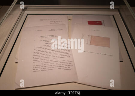 Conçu par Jean Nouvel, lauréat du prix Pritzker, l'architecte français, le Musée national du Qatar est situé sur le front de mer de Doha corniche. Le musée est le premier bâtiment notable visiteurs voir comme ils font leur chemin à partir de l'aéroport et le centre-ville. Le musée est une toit incurvé, qui ressemble à un puzzle géant, est composé de 76 000 à 3 600 panneaux de différentes formes et tailles. Le musée a pour objectif de raconter l'histoire de l'histoire du Qatar, célèbre son passé et Bédouins présent riches en énergie. Banque D'Images