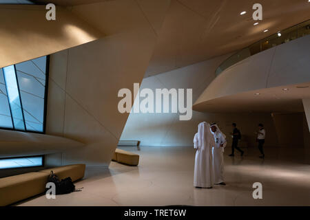 Conçu par Jean Nouvel, lauréat du prix Pritzker, l'architecte français, le Musée national du Qatar est situé sur le front de mer de Doha corniche. Le musée est le premier bâtiment notable visiteurs voir comme ils font leur chemin à partir de l'aéroport et le centre-ville. Le musée est une toit incurvé, qui ressemble à un puzzle géant, est composé de 76 000 à 3 600 panneaux de différentes formes et tailles. Le musée a pour objectif de raconter l'histoire de l'histoire du Qatar, célèbre son passé et Bédouins présent riches en énergie. Banque D'Images